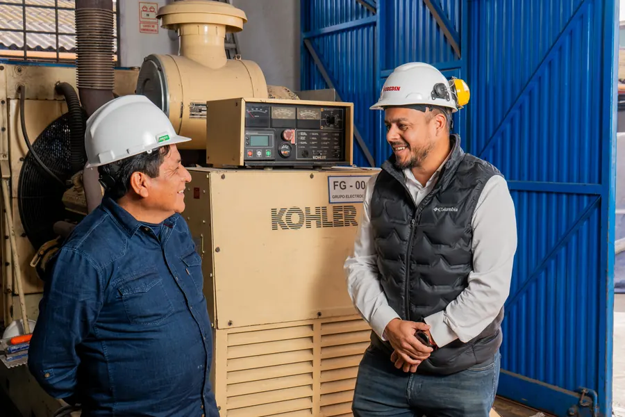 Ingeniero junto a la infraestructura eléctrica del proyecto REYEMSA