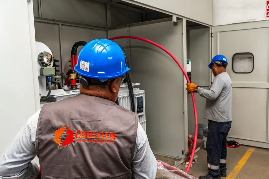 Equipo técnico en la sala del generador del proyecto