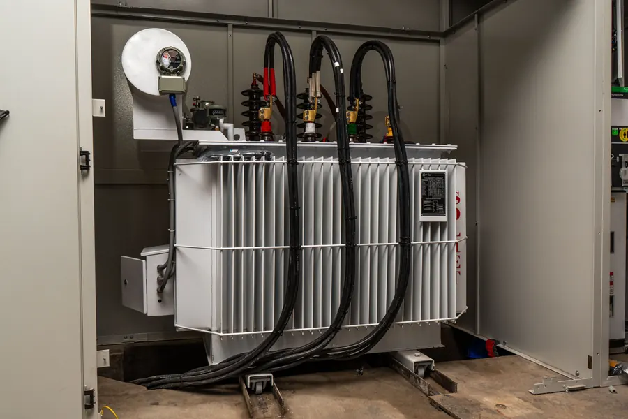 Instalación de componentes de la subestación eléctrica