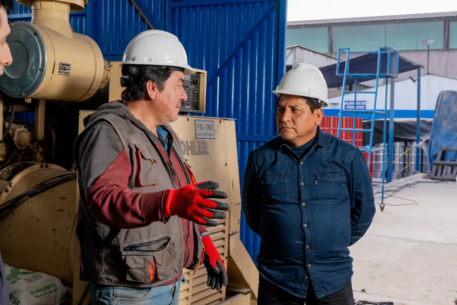 Dos integrantes del equipo coordinan tareas en el área industrial del proyecto