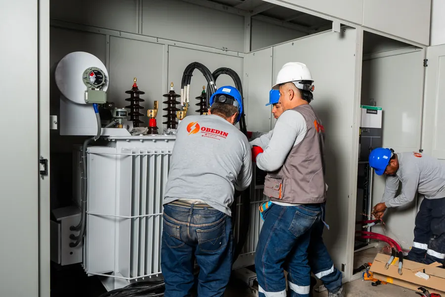 Equipo de OBEDIN trabajando en el transformador y sus conexiones