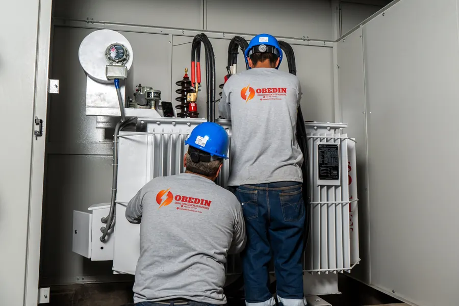 Técnicos de OBEDIN instalando el transformador de REYEMSA
